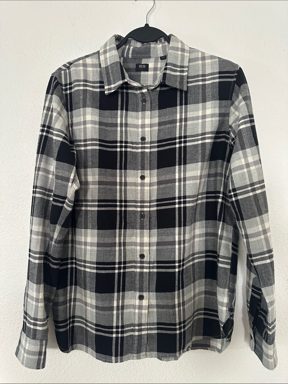 UNIQLO Black, gray & ivory plaid woven button down shirt, size women’s small.